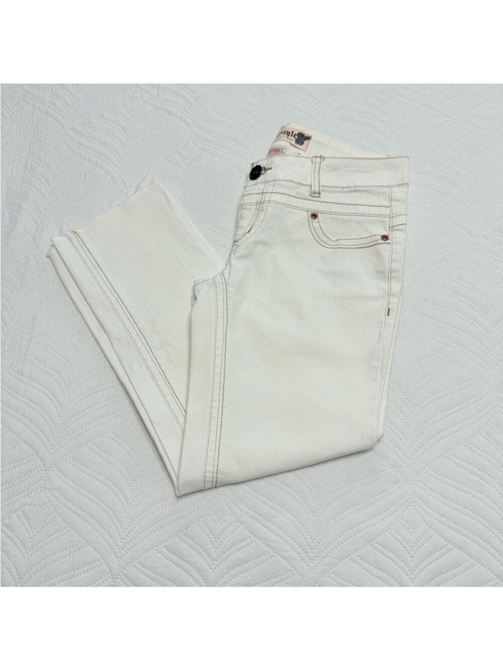 Freestyle Revolution Women’s Stretch White Denim Capris. Size 5
